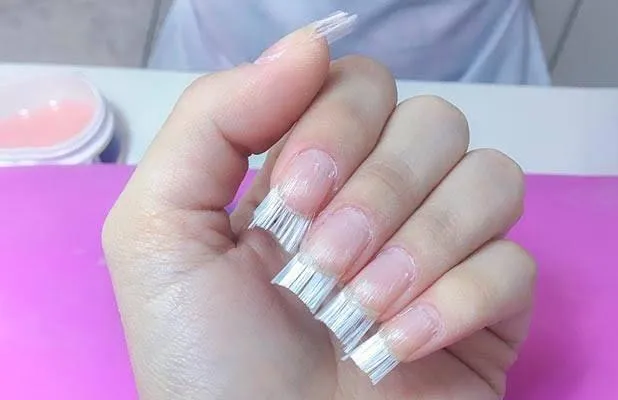 Alongamento de unhas em fibra de vidro