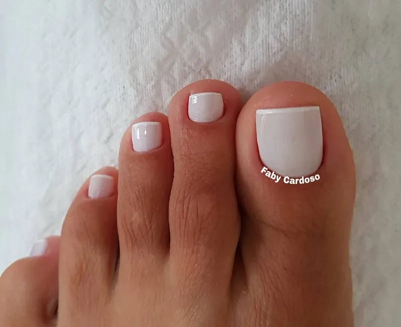 Pedicure com esmaltação branca feita no curso
